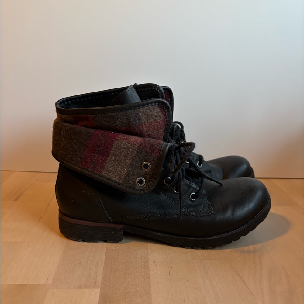 Rock & Candy Zigi Women’s Black Lace Up Combat Booties Red Plaid Lining Size 8